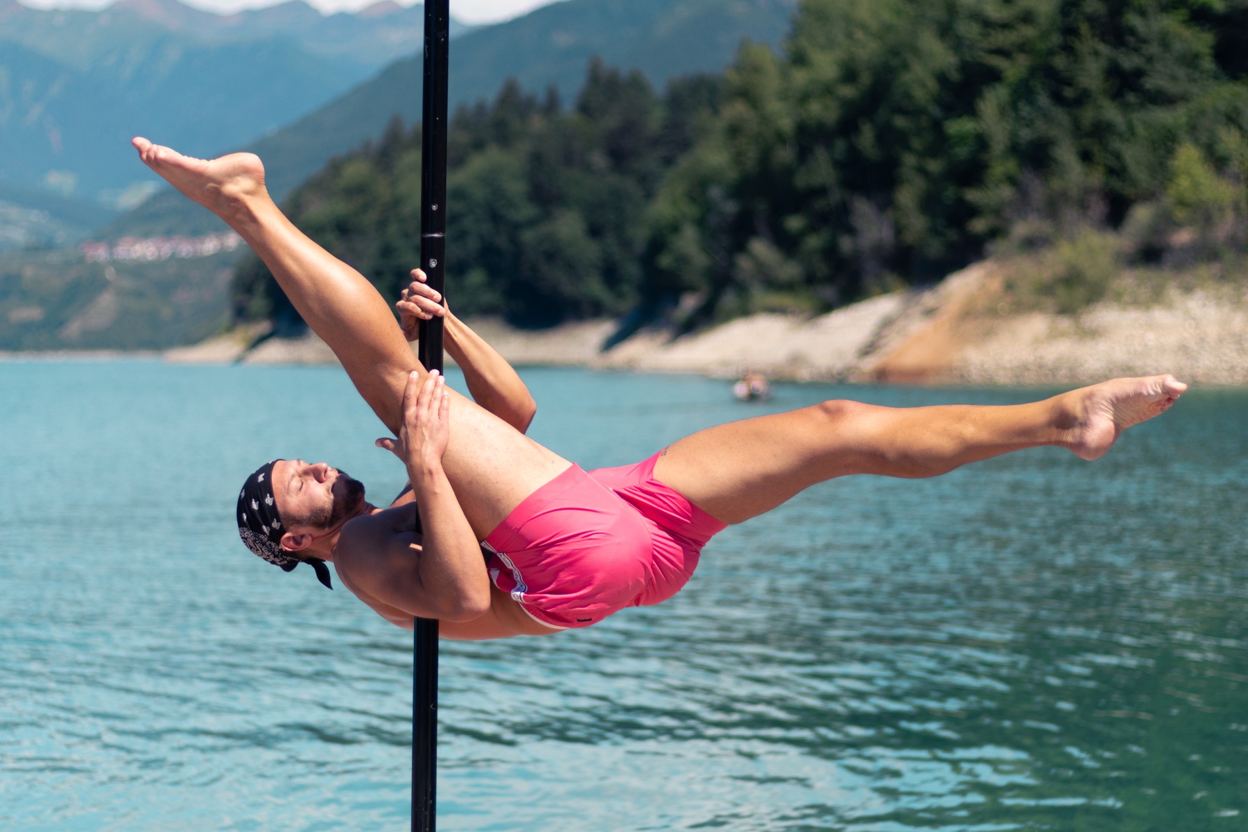 Gian Martinelli durante una performance sul lago